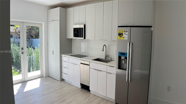 Building Photo - 2800 SW 25th St