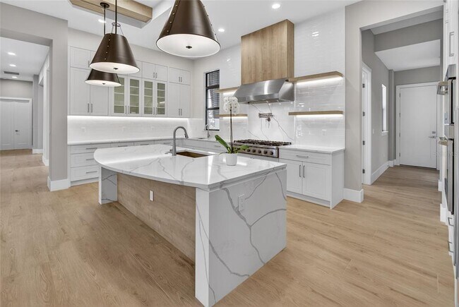 Building Photo - 16130 Pendio Dr