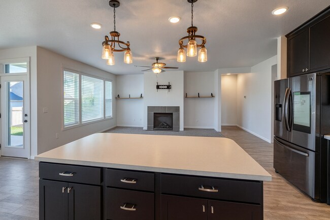 Building Photo - MOVE IN READY! Welcome Home! 3 bed/2 bath in West Richland