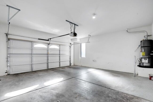 Building Photo - Awesome 3 Bedroom, 2 Story Home in North L...