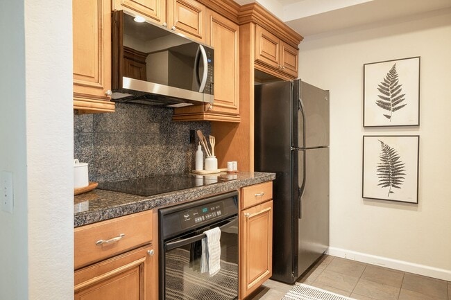 Building Photo - 2 Bedroom Townhome - 1 Block from NPS