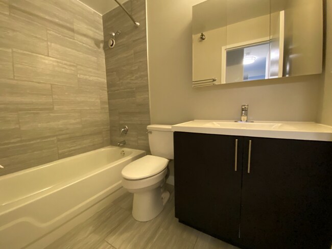 Building Photo - 11 E Delaware Pl