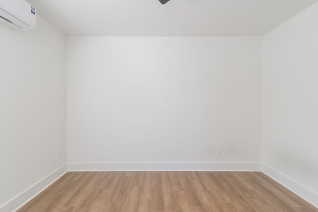 Building Photo - 404 Kirby Dr