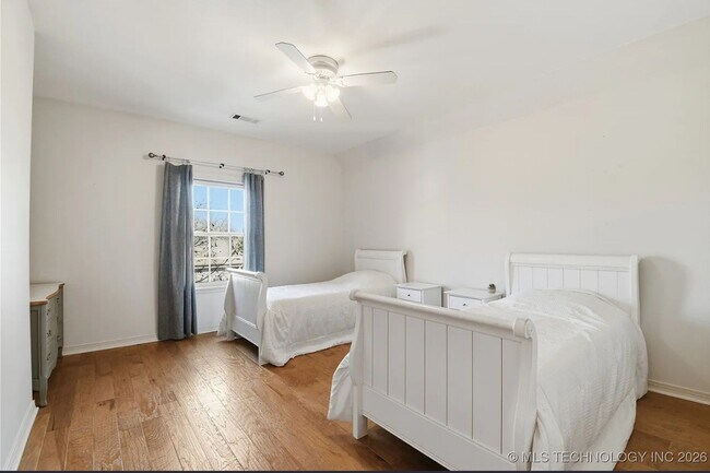 Building Photo - Exquisite custom home with high end finishes located in the gated community of Maple Ridge Village