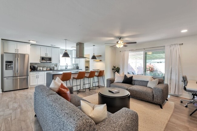 Building Photo - Updated and Spacious 3BED/2BATH Scottsdale Home