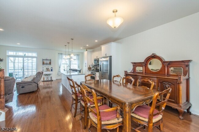 Building Photo - 5 White Aster Ct