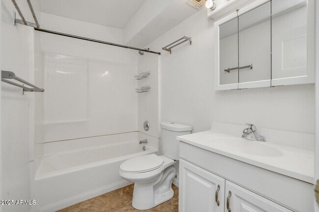 Building Photo - 1526 W Huntington Dr