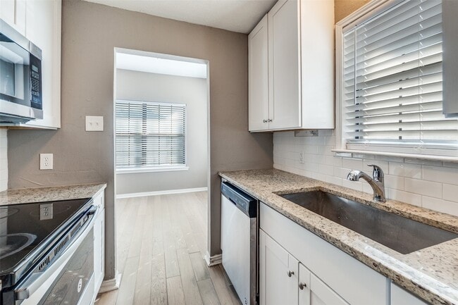 Building Photo - 8750 Park Ln