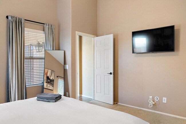 Building Photo - 2949 E Crescent Way