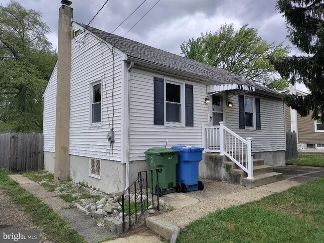 Building Photo - 722 Longwood Ave