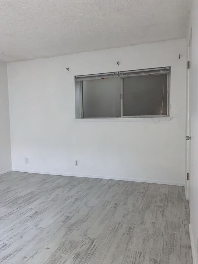 Building Photo - Ground floor Oasis -  1BD/1.5BA
