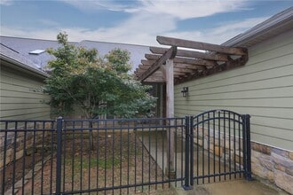 Building Photo - 2007 S Dixieland Rd