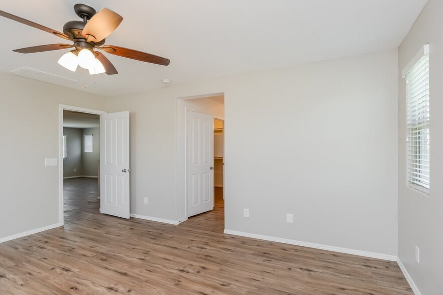 Building Photo - 825 S Swallow Ln