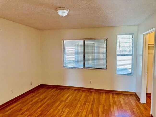 Building Photo - Charming 3 Bedroom, 2 Bath Home with Sunroom – Hesperia