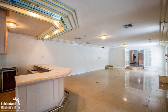 Building Photo - Stunning & Spacious 4Bdm 3.5Ba Home Located in the Heart of Las Vegas.