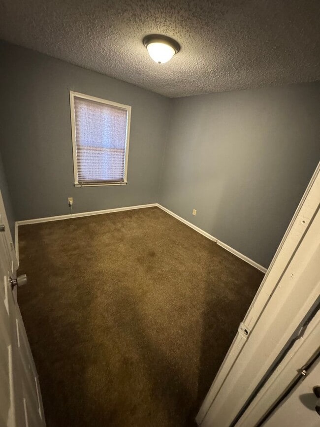 Building Photo - NEWLY RENOVATED 3 BEDROOM HOME