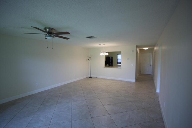 Building Photo - 1303 Lakeview Dr E