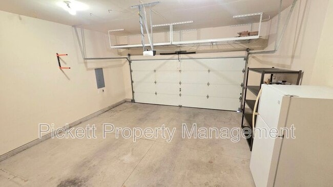 Building Photo - 1331 NE Gilmax Ln