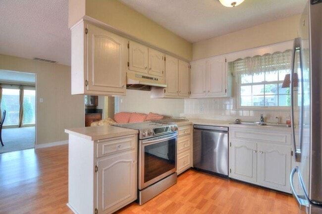 Building Photo - 3 bedroom / 2 bath ranch!