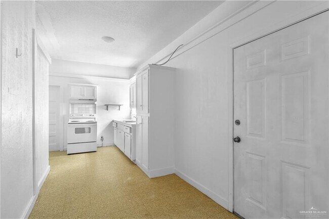 Building Photo - 606 E Kelly Ave