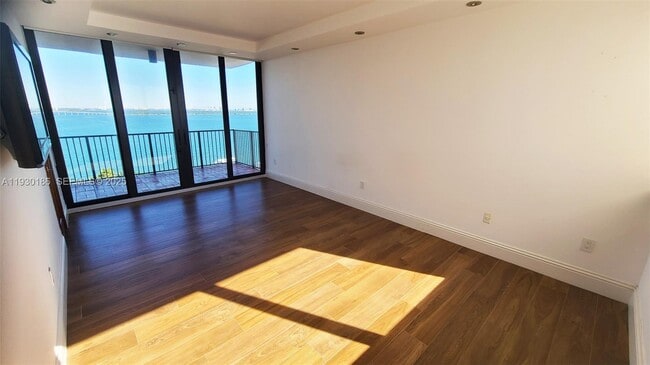 Building Photo - 1000 Venetian Way