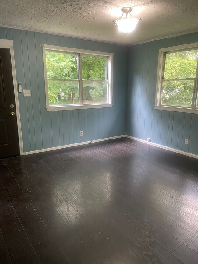 Building Photo - Oak Ridge 37830 - 2 bedroom, 1 bath Duplex - Contact Lisa Vineyard 865-216-9334