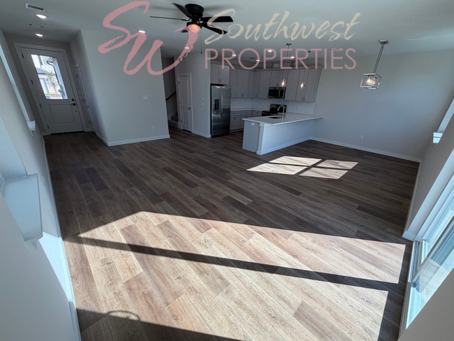 Building Photo - FOUR bedroom townhouse. Off campus living with easy, close to campus style!