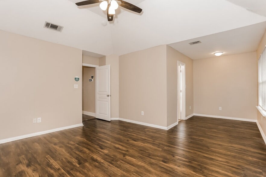 Building Photo - 915 Joshua Dr