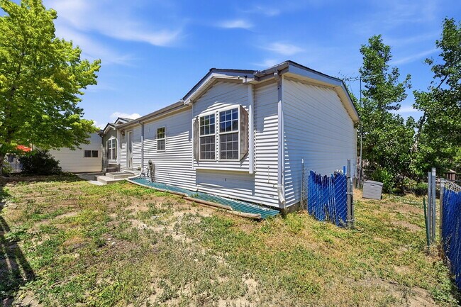 Building Photo - $2,595.95, 5 bed, 3.5 bath with a fenced back yard