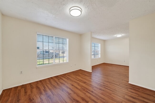 Building Photo - 15811 Pfeiffer Dr