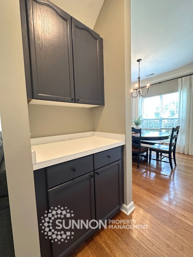Building Photo - Spacious 3 bed, 2.5 bath with large bonus