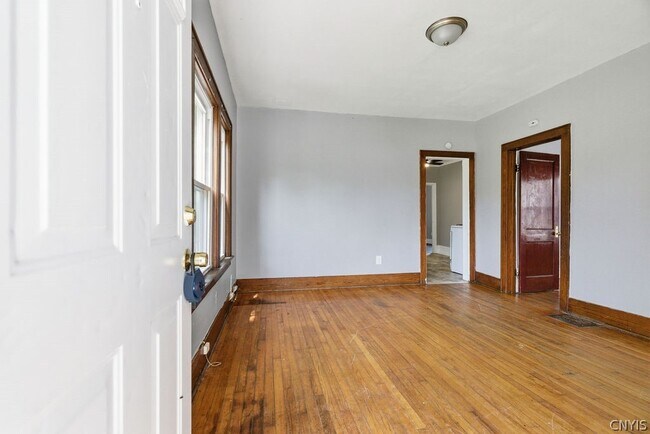 Building Photo - 122 Putnam St