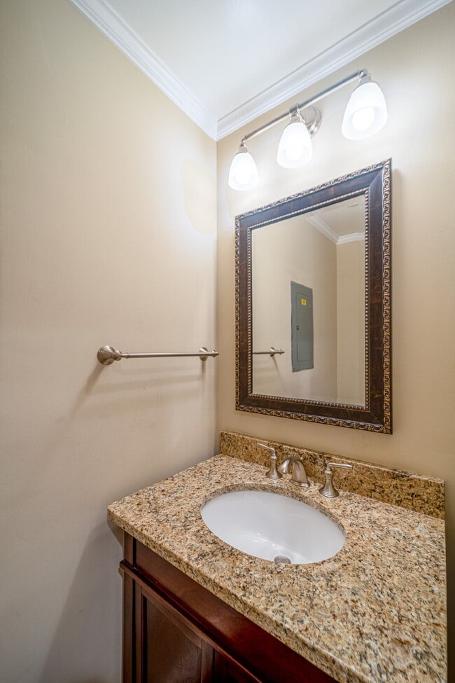 Building Photo - Charming End Townhouse in Prime North Old Town Location