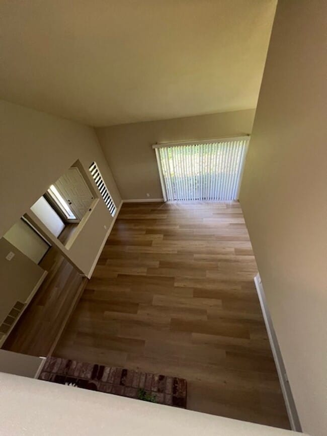 Building Photo - 3 Bed End Unit in Mt. View