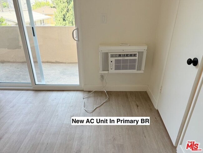 Building Photo - 10840 Camarillo St