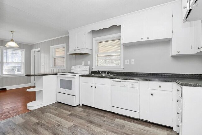 Building Photo - Charming 3BD/1BA Ranch Home