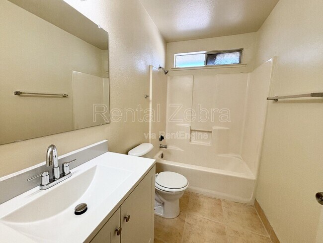 Building Photo - 563 W 12th St