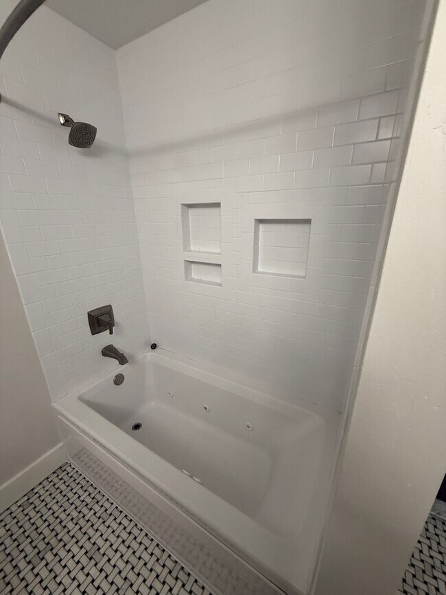 Building Photo - Downtown Craftsman, 3 Bedroom, Air Conditi...