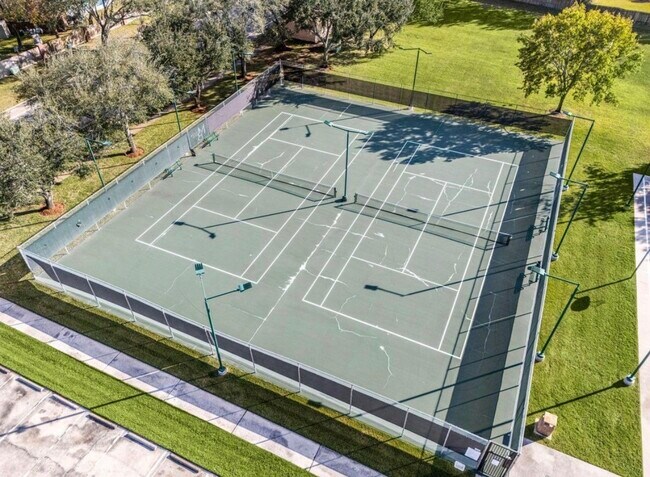 Building Photo - 303 Knoll Forest Dr