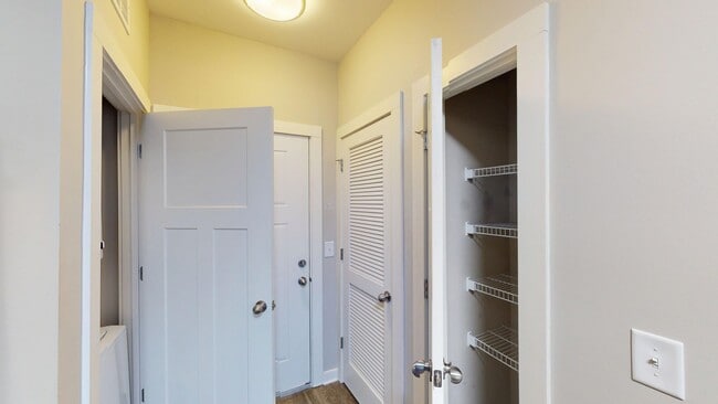 Building Photo - Studio Apartment in Melrose Heights- Close...