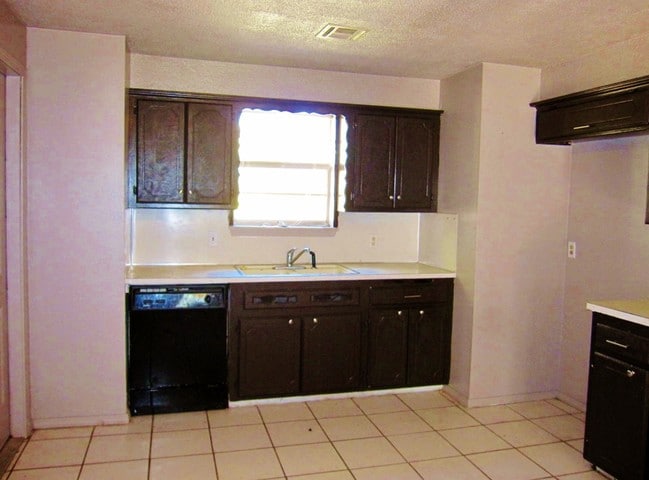 Building Photo - 4008 SE 47th St