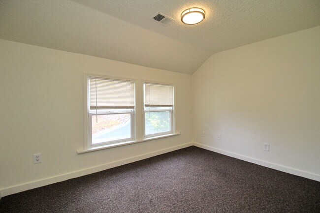 Building Photo - UNIVERSITY LIVING - Beautiful 5 Bedroom Ho...