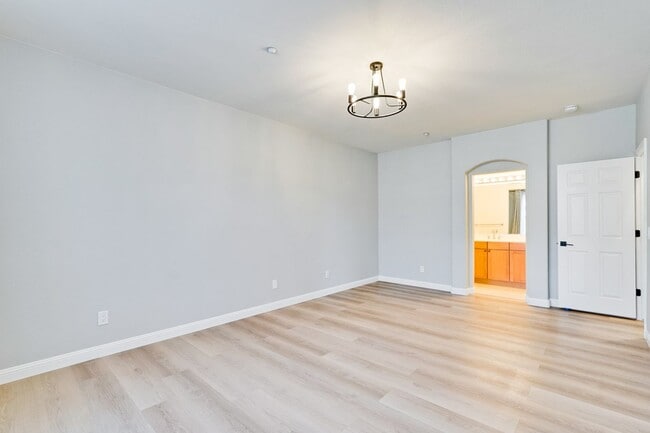 Building Photo - Beautiful 2 Bed 2 Bath End Unit Townhome in Communication Hills!