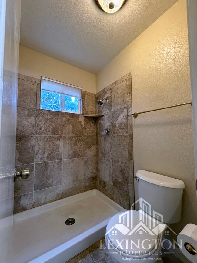 Building Photo - Beautifully Updated, 3BD/2BA Home in Larchmont Sunriver, off Sunrise Blvd. and Coloma Rd.