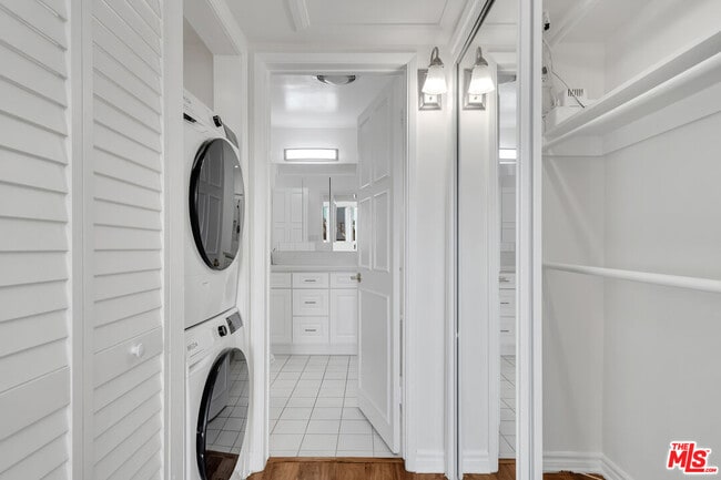 Building Photo - 432 N Palm Dr