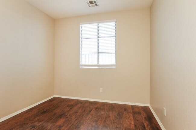 Building Photo - 6046 W Illini St