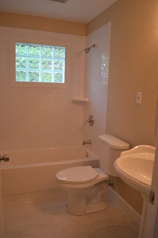 Building Photo - 3BR/1Bth with Covered Patio and Large Stor...