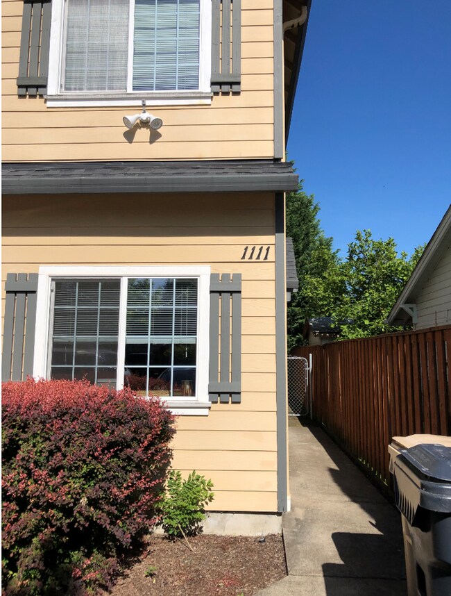 Building Photo - Your Perfect Corvallis Oasis Awaits at This 4-Bedroom Townhouse!
