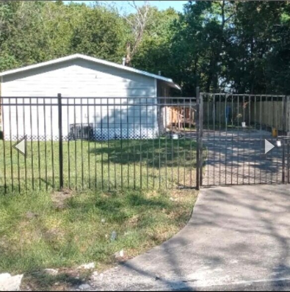 Building Photo - 13703 Segrest Dr