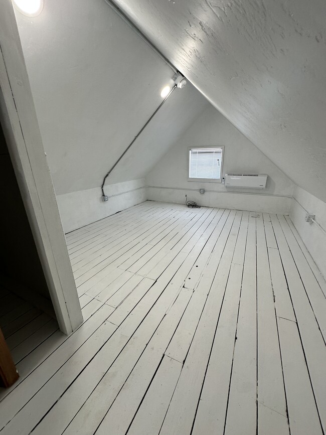 Building Photo - 1107 3rd St